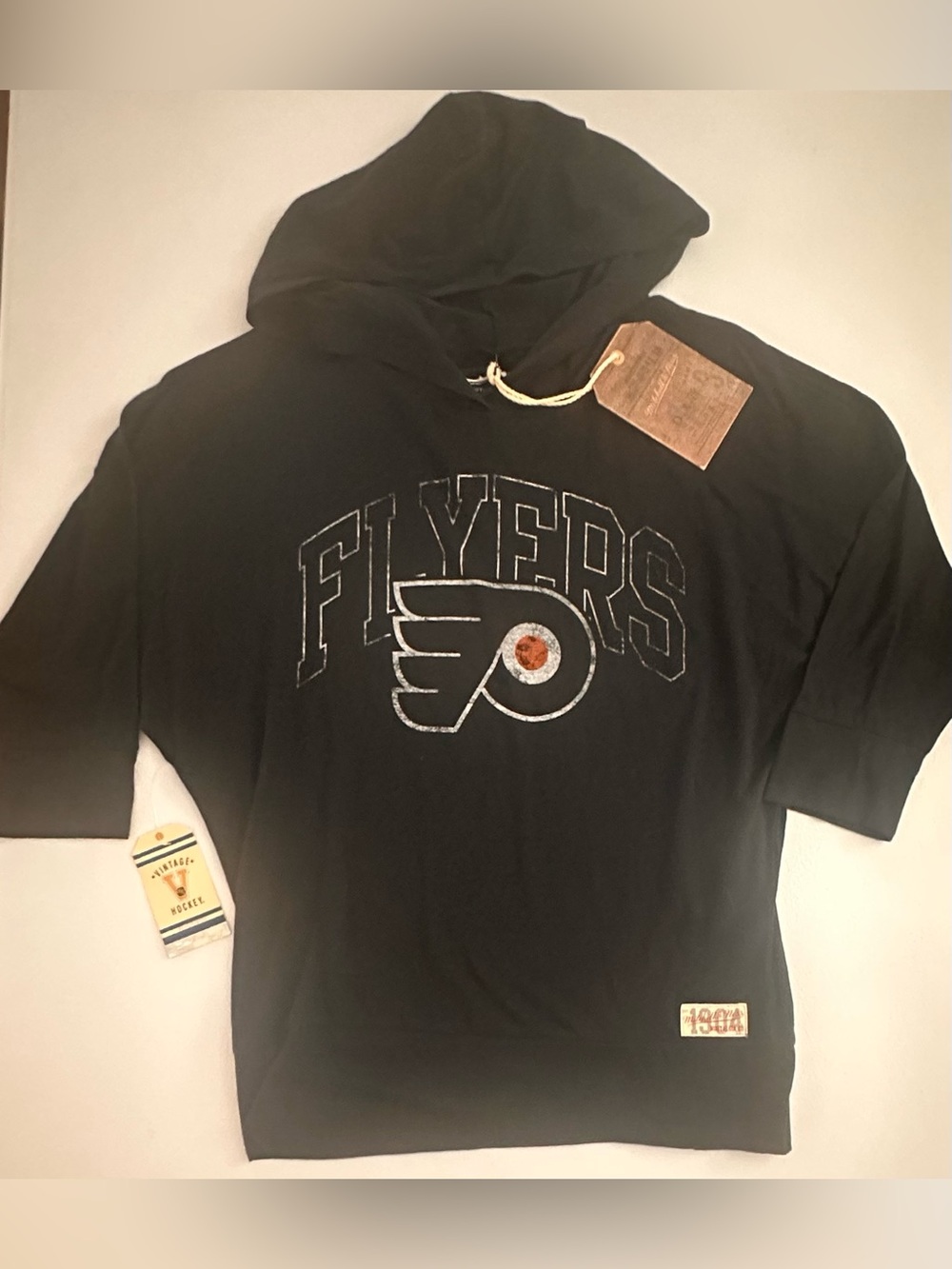 Mitchell & Ness Flyers top Black Tee with Script Logo Patch